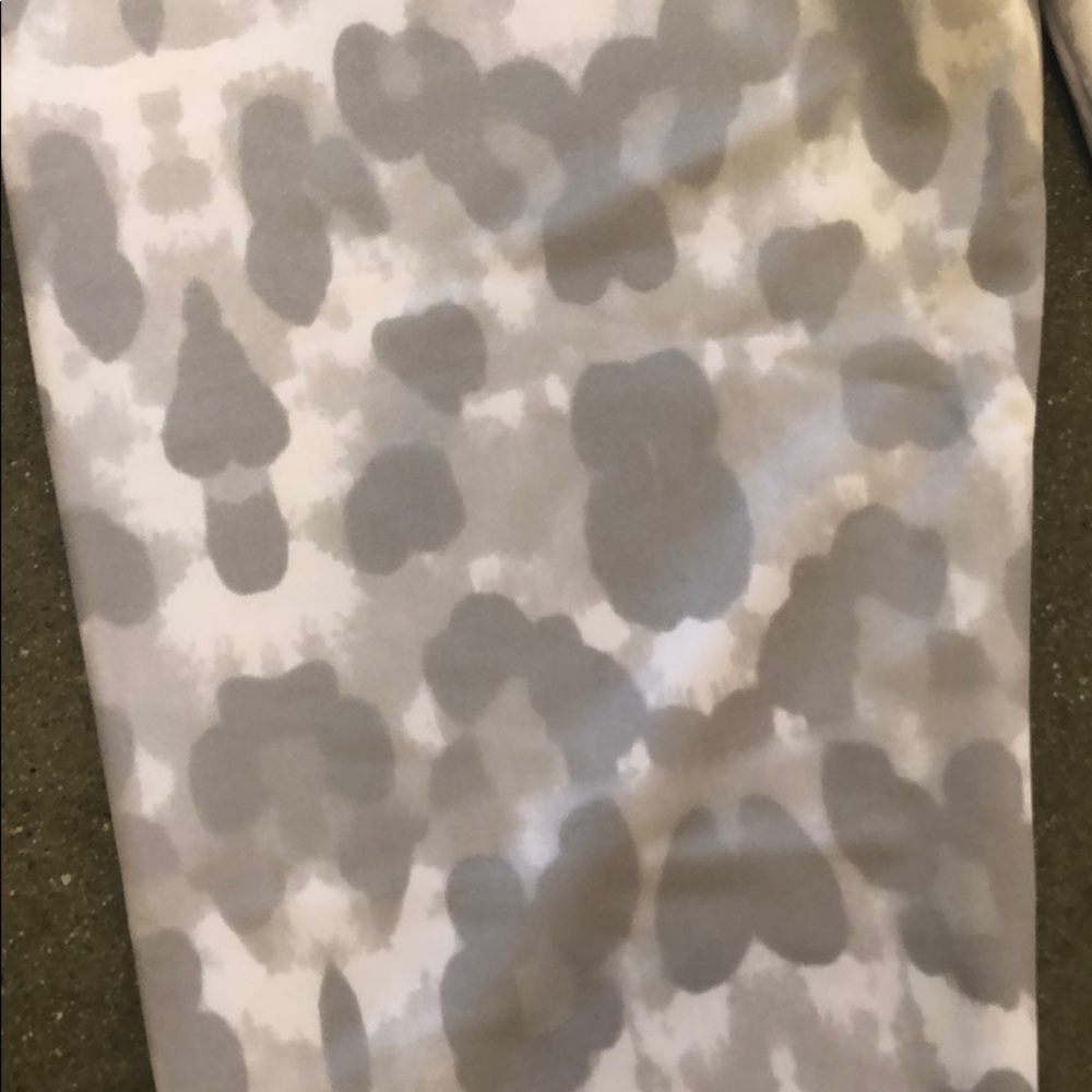 Snow leopard leggings by Onzie - Picture 2 of 2